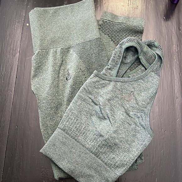 Ryderwear sports bra & leggings. Peach color brand is NVGTN - Picture 3 of 6